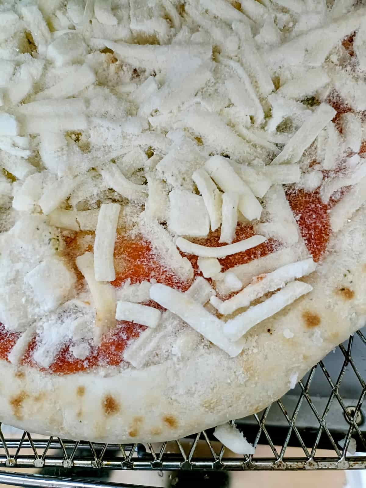 無印良品「国産バジルソースのマルゲリータピザ」