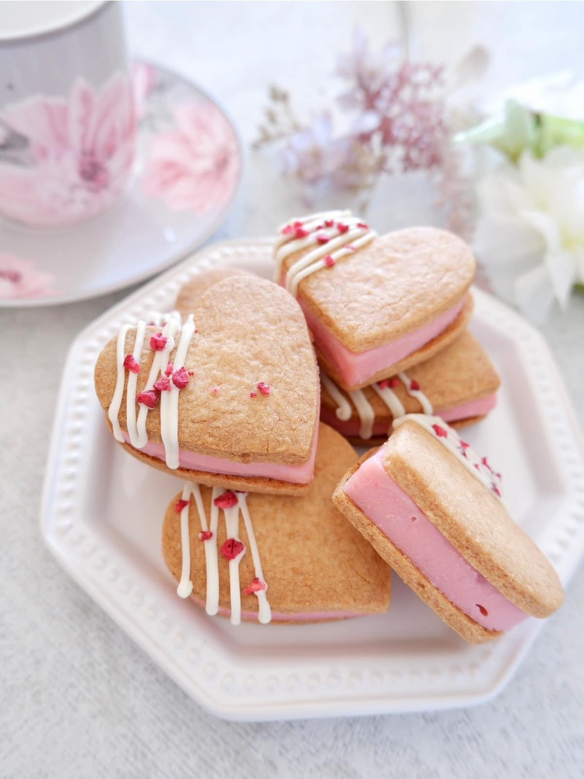 バター・生クリームなしでも絶品！「米粉のいちごガナッシュサンドクッキー」の作り方