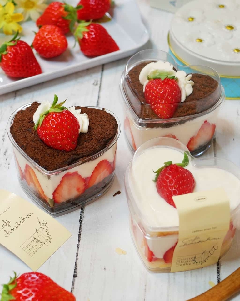 材料4つ！「北海道チーズ蒸しケーキ」と「ベルギーチョコ蒸しケーキ」で作る「いちごのカップケーキ」