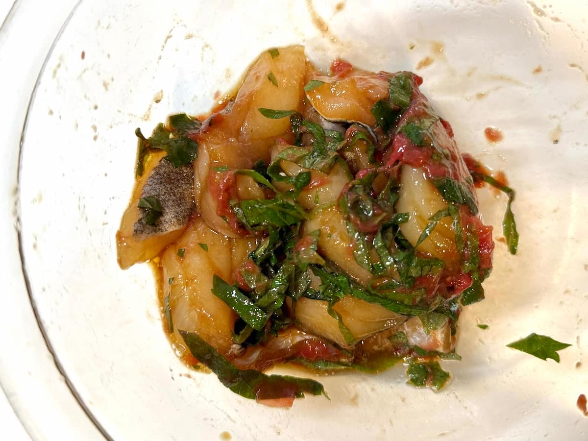 たらを大葉、たたき梅、しょうゆ、酒で作ったタレに漬け込んでいる