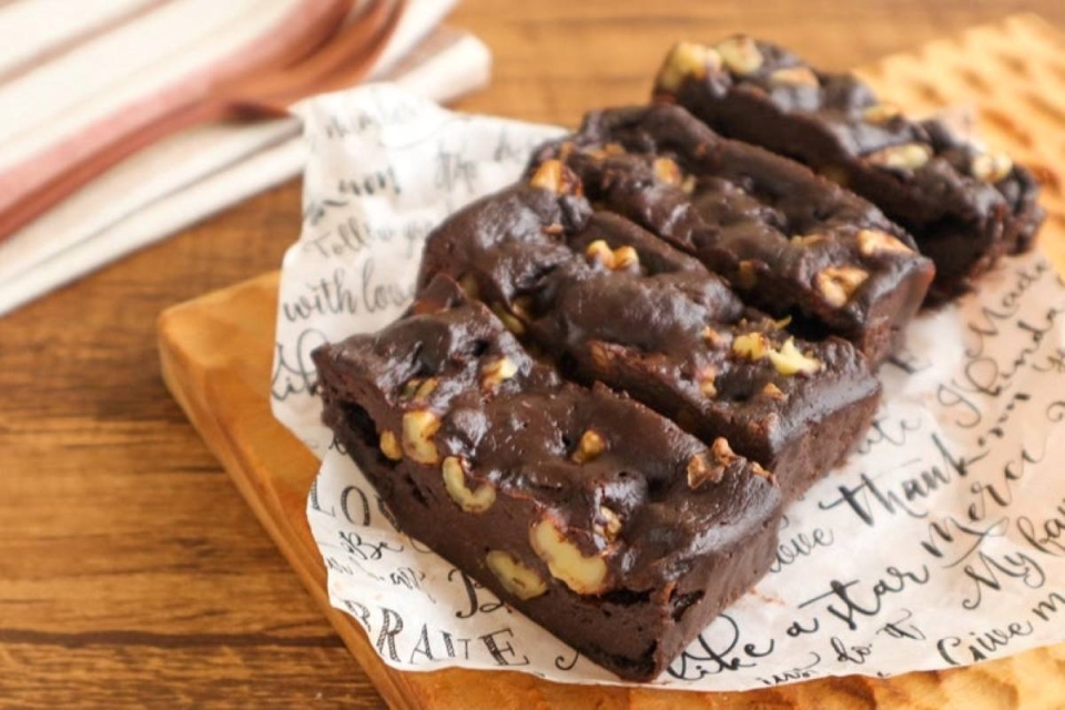 混ぜてチンするだけ！ずっしりもっちり食感の「バナナと米粉のもっちりブラウニー」