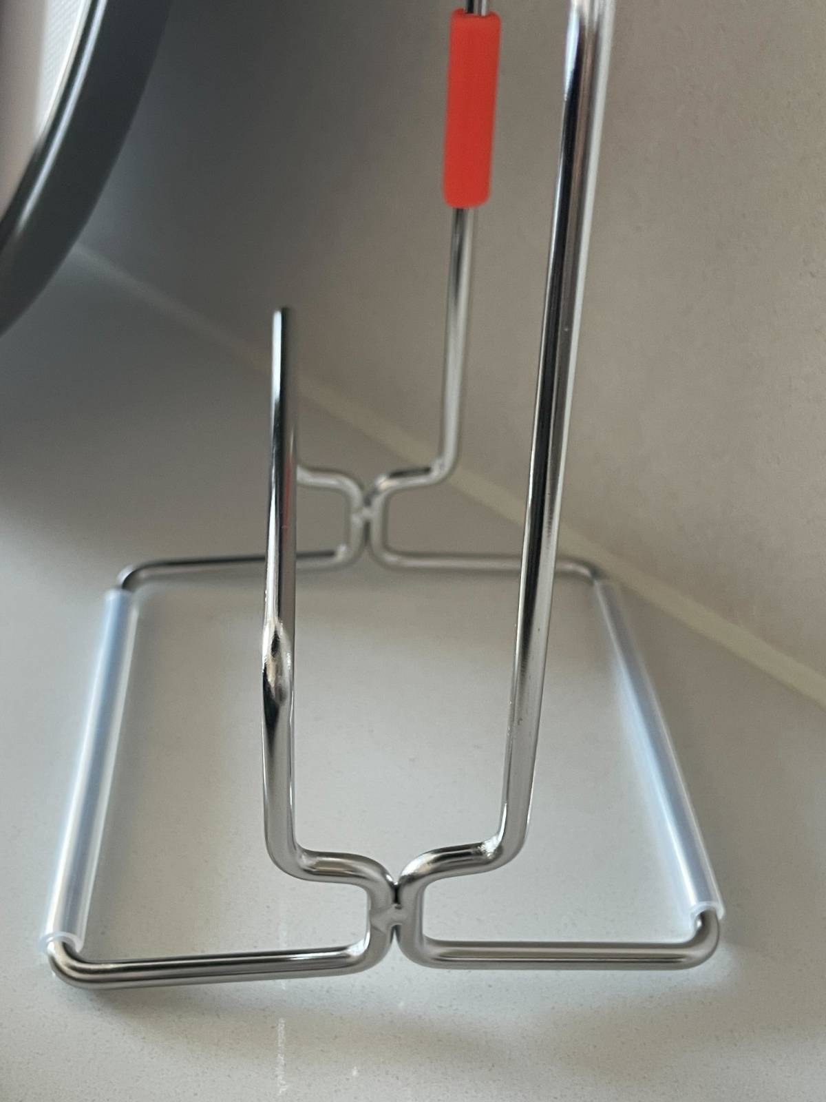 「atomico まな板スタンド」