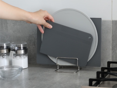 丸型も長方形もOK。形を気にせず立てられる「atomico まな板スタンド」