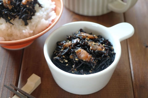 混ぜご飯やおにぎりに最高！「梅ひじきふりかけ」の作り方