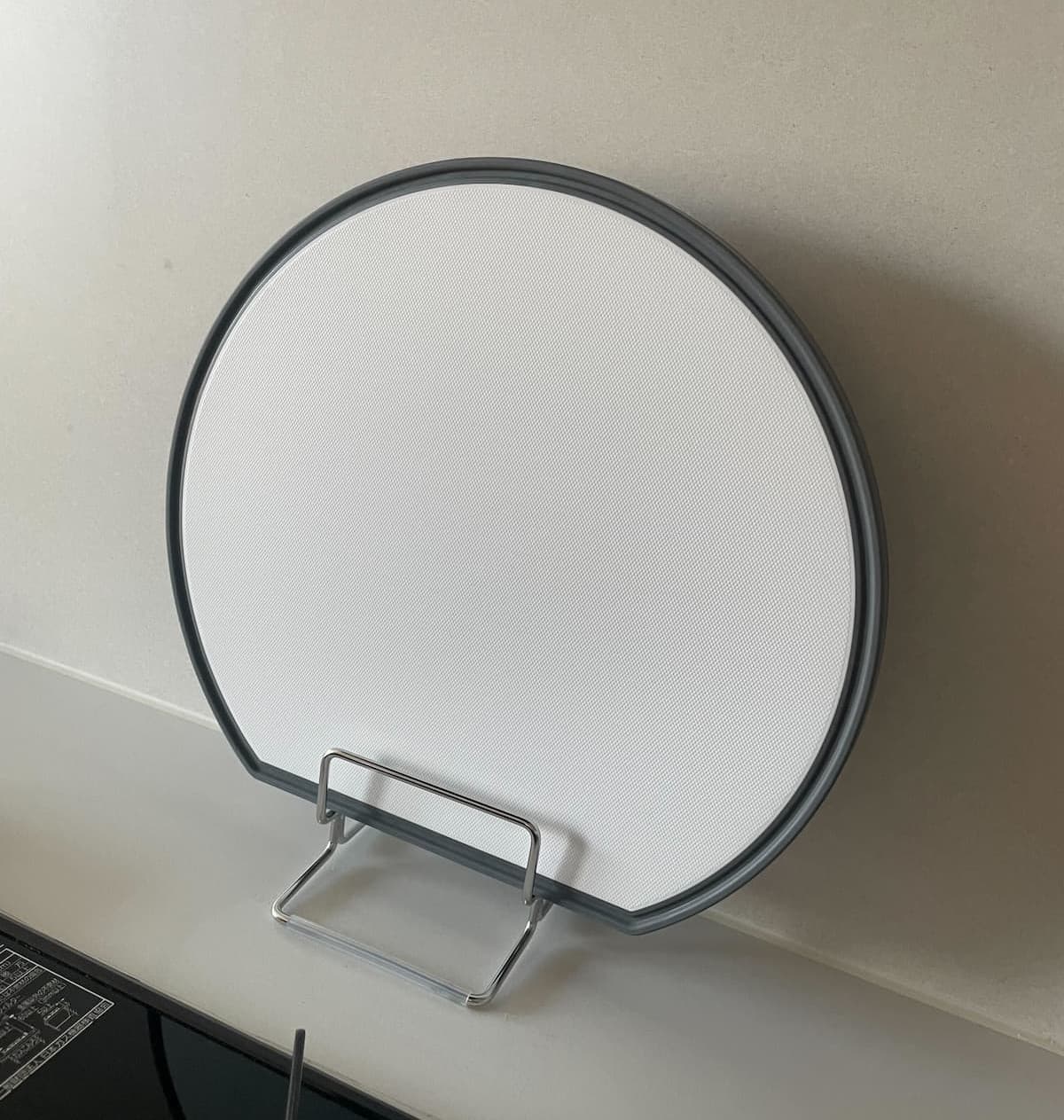 「atomico まな板スタンド」