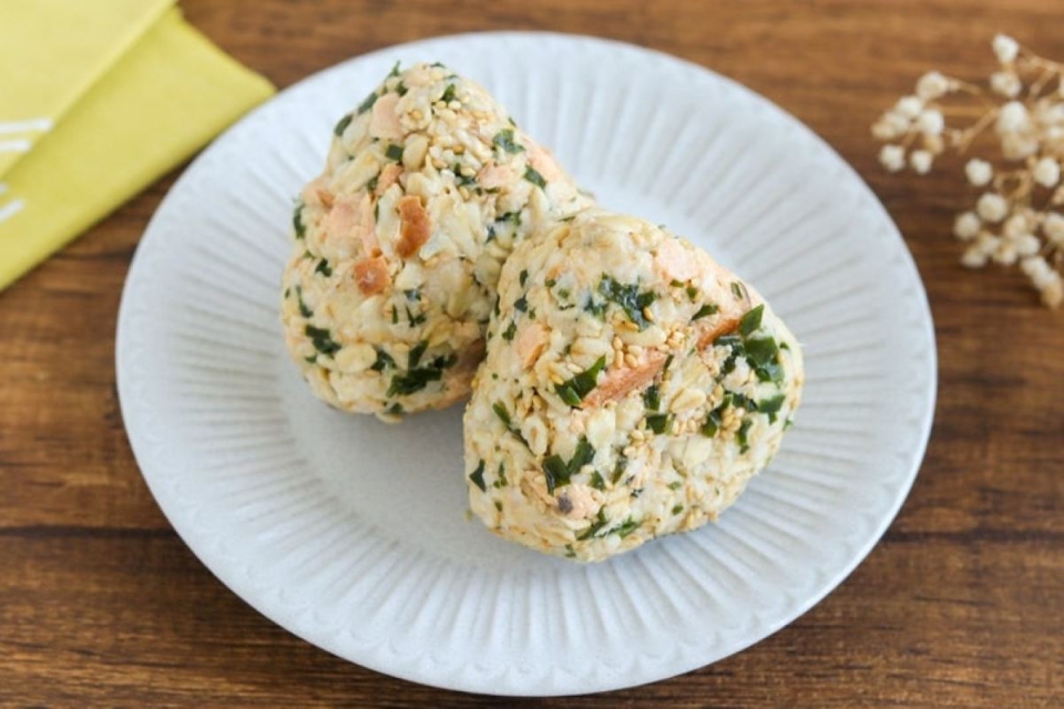 糖質オフでも満足感あり！もちもち食感の「鮭わかめのオートミールおにぎり」レシピ