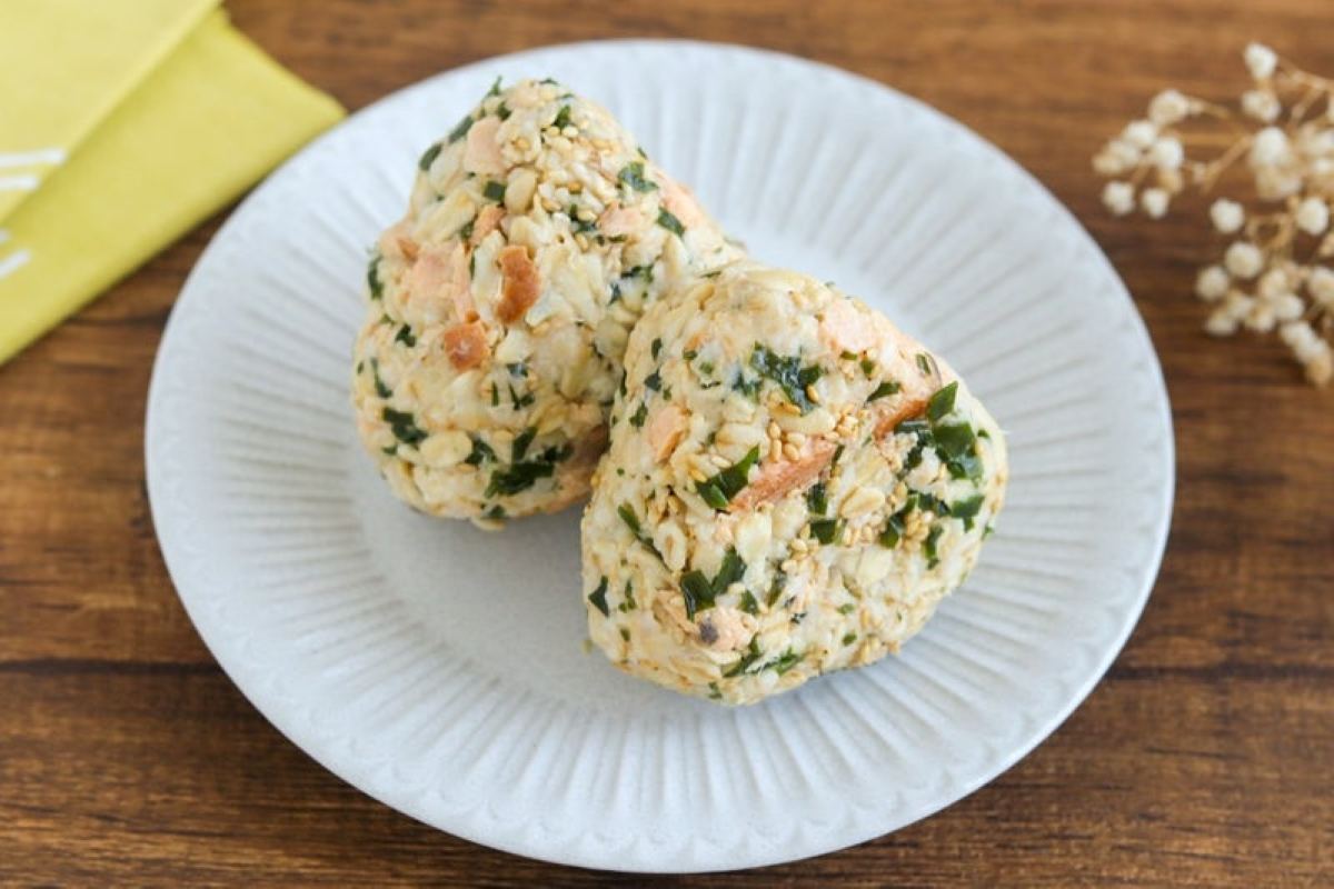 糖質オフでも満足感あり！もちもち食感の「鮭わかめのオートミールおにぎり」レシピ