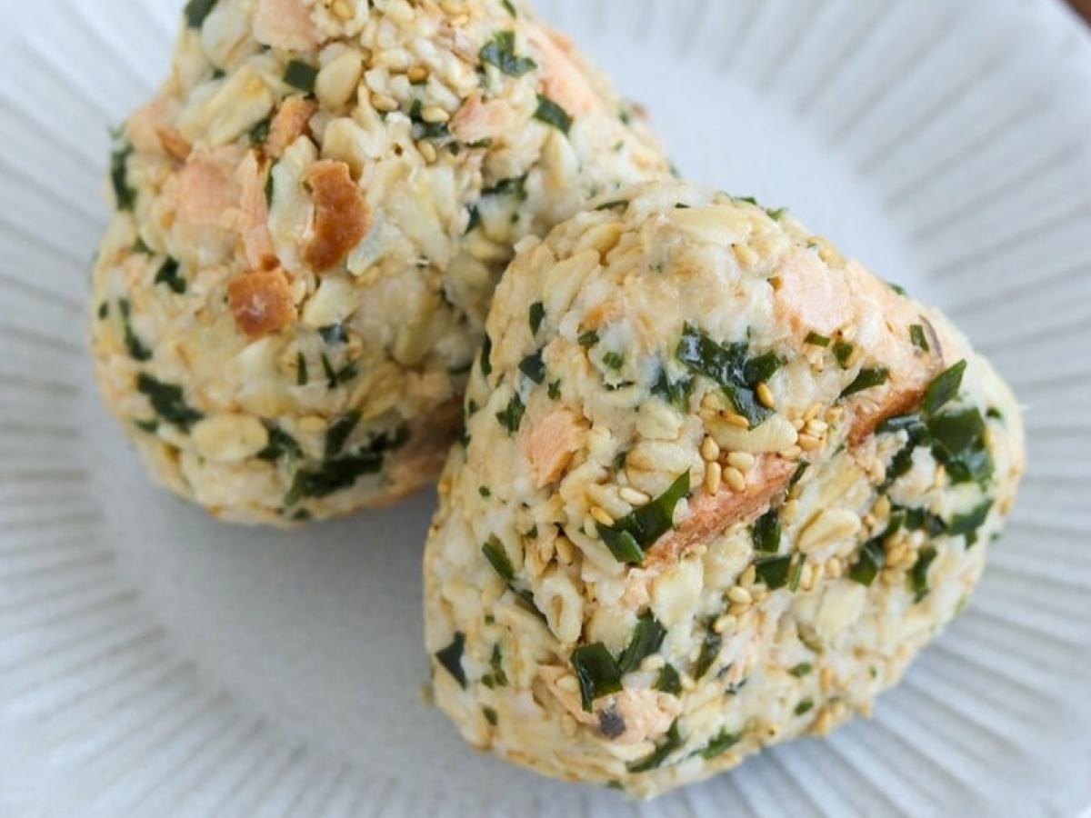 鮭とわかめのオートミールおにぎり