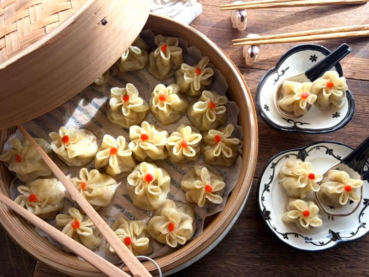 蒸しても焼いても◎「まるで小籠包な餃子」【冷凍もOK】