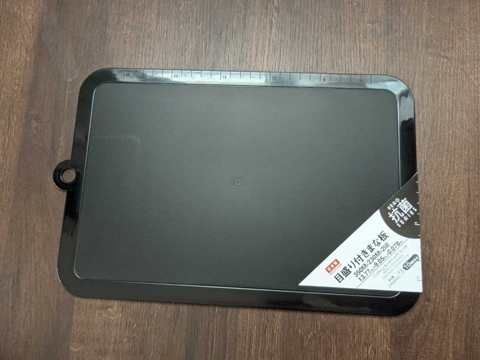 “〇〇cmに切る”が一瞬！ダイソー「目盛付きまな板」が便利