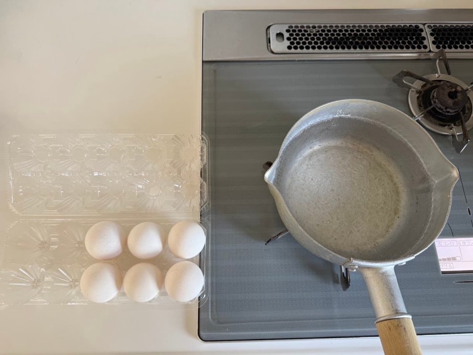 鍋に湯を沸かす