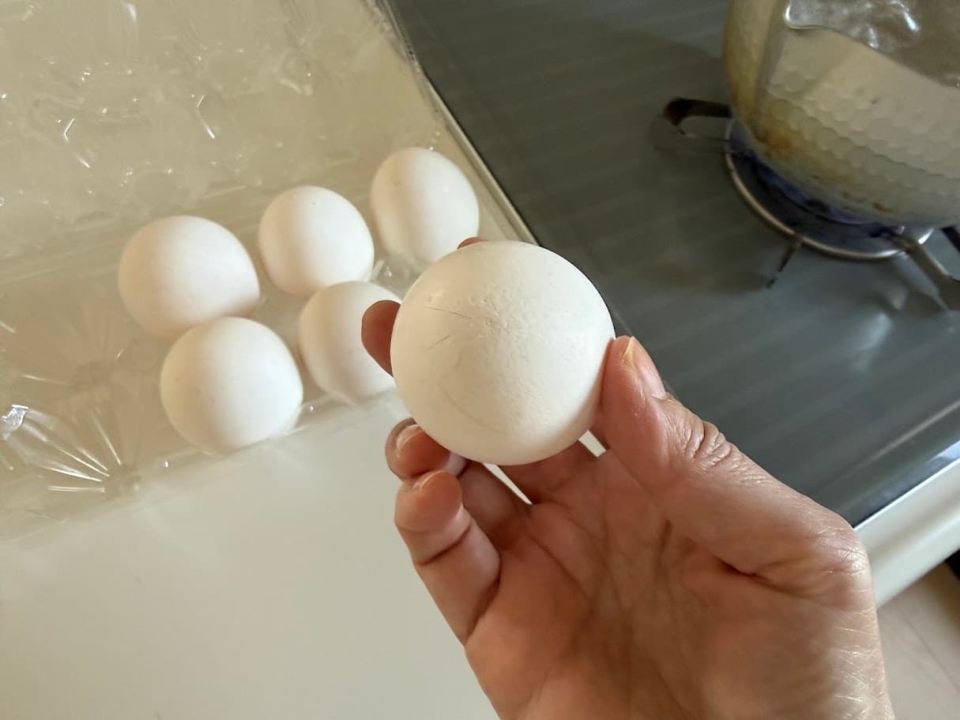 丸いほうにひびをいれる