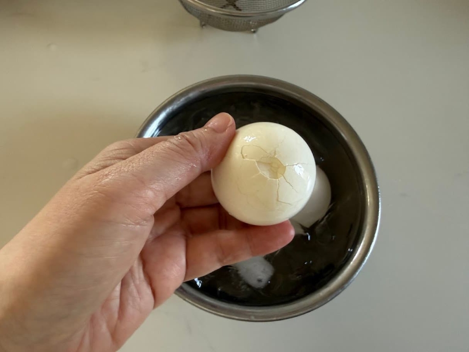 ひびの部分から剥く