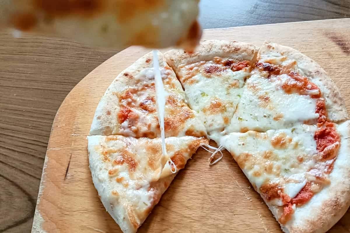 とろ～りチーズがたっぷり！無印良品「マルゲリータピザ」が冷凍とは思えないおいしさ