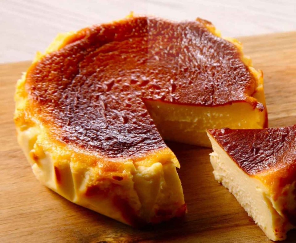 人気レストラン発！とろける食感とキャラメリゼ香る「濃厚バスク風チーズケーキ」