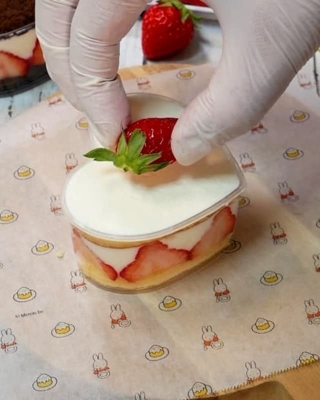 百均のカップで作るいちごのカップケーキ