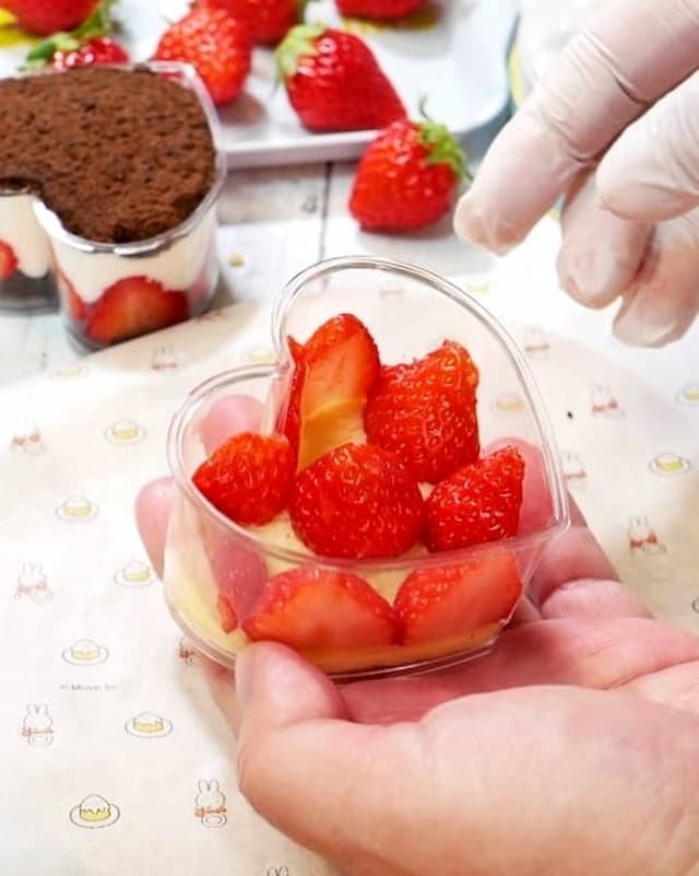 百均のカップで作るいちごのカップケーキ