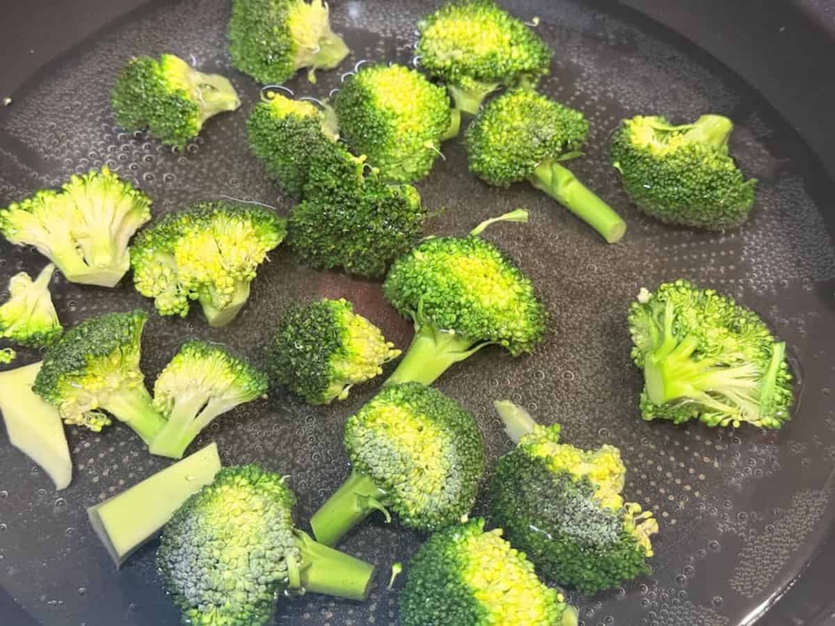 塩を少々加えた熱湯で30秒〜1分ほど下茹でする 青髪のテツ