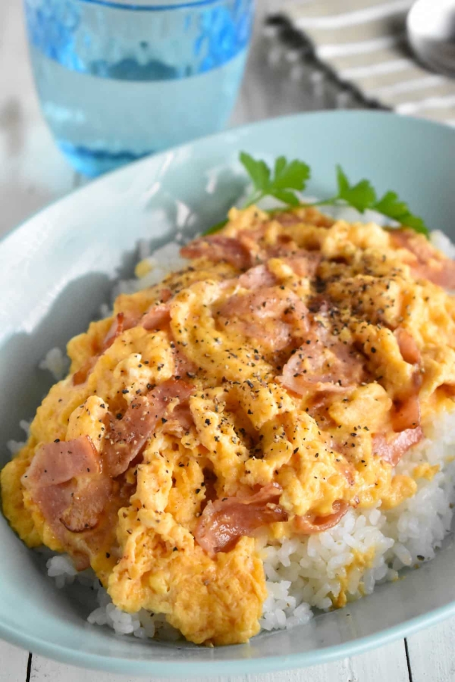 とろ～り濃厚！「半熟卵とベーコンのカルボナーラ丼」レシピ