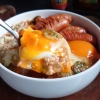 フライパン1つで完成！のっけるだけ「目玉焼き丼」5選