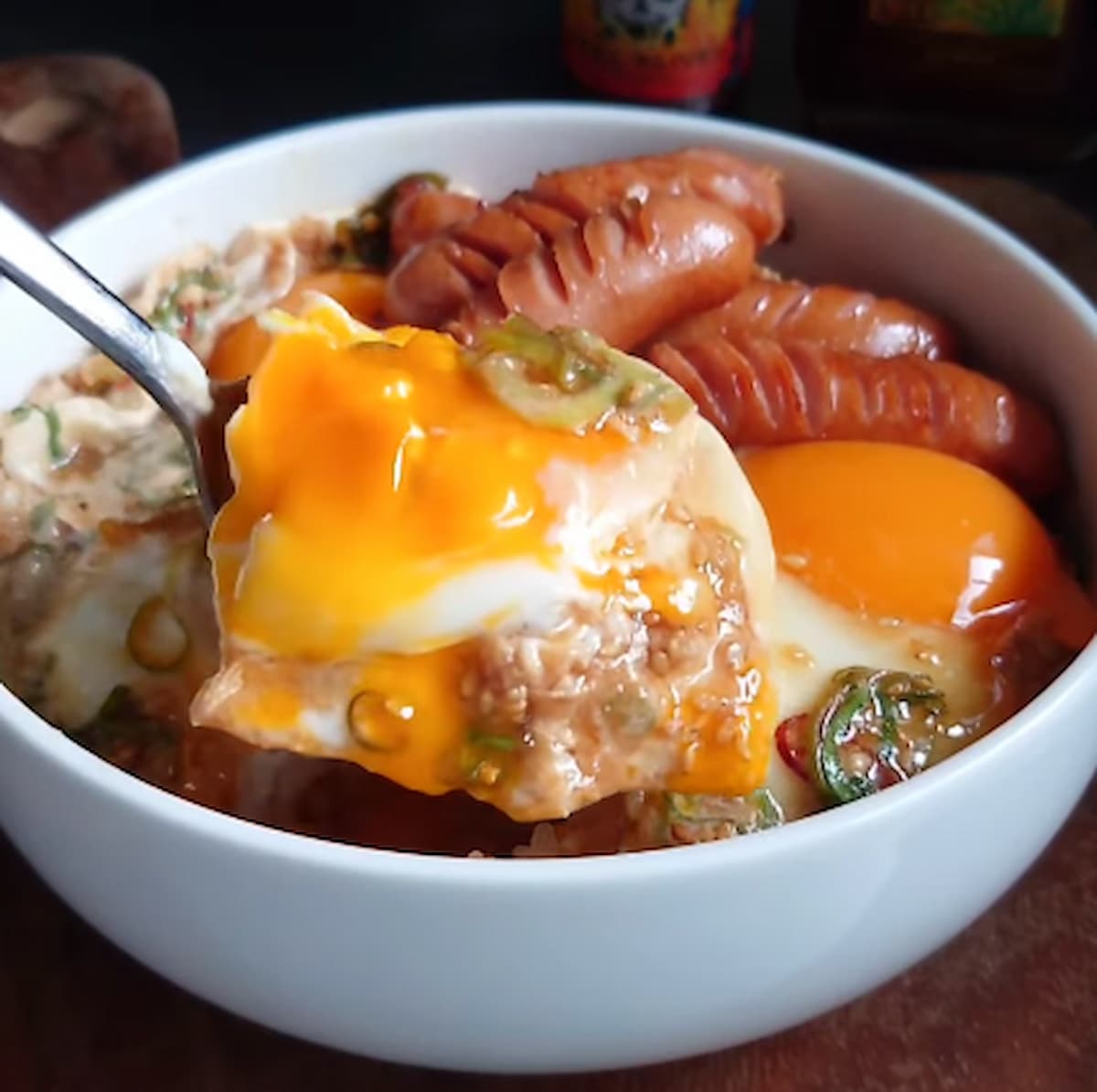 フライパン1つで完成！のっけるだけ「目玉焼き丼」5選