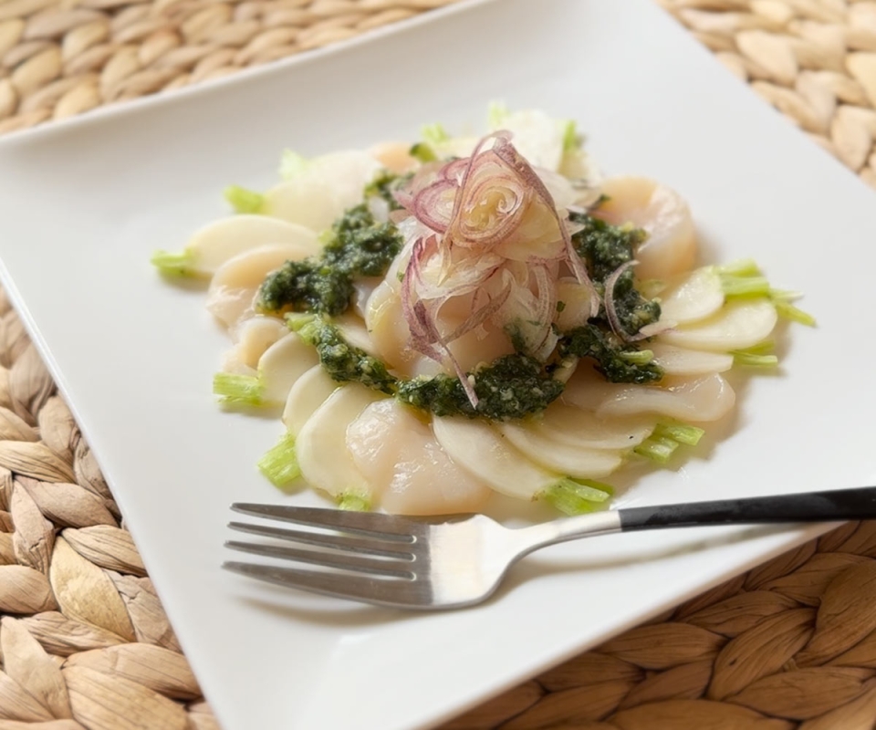 切って並べるだけ！「かぶとホタテのカルパッチョ」でおうちレストラン気分♪