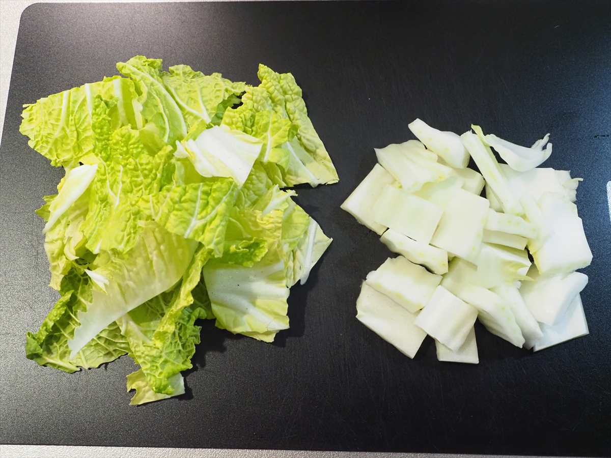 優しい味で大満足!鶏団子と白菜の具だくさん春雨スープ