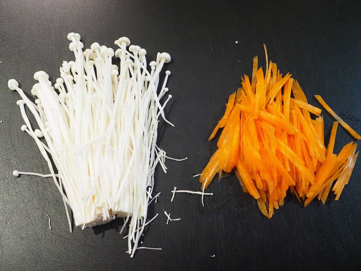 優しい味で大満足!鶏団子と白菜の具だくさん春雨スープ