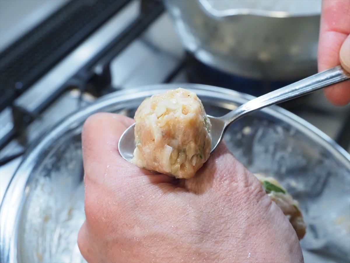 優しい味で大満足!鶏団子と白菜の具だくさん春雨スープ