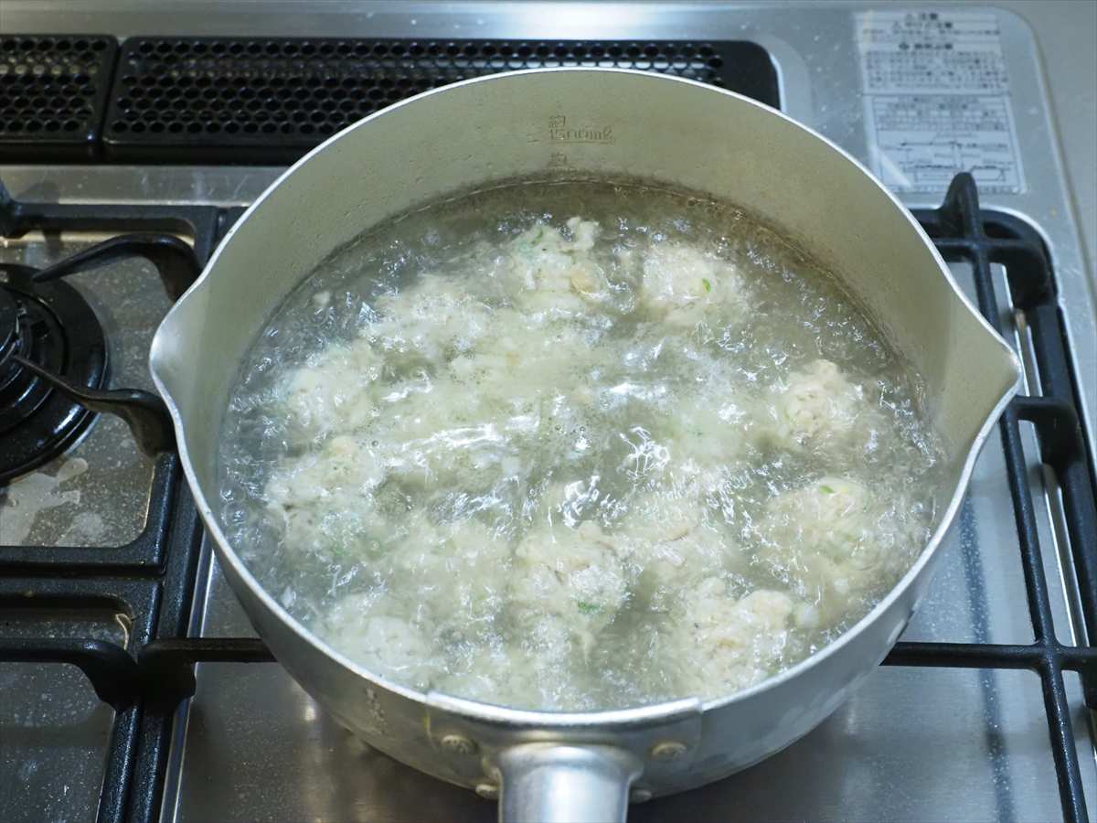 優しい味で大満足!鶏団子と白菜の具だくさん春雨スープ