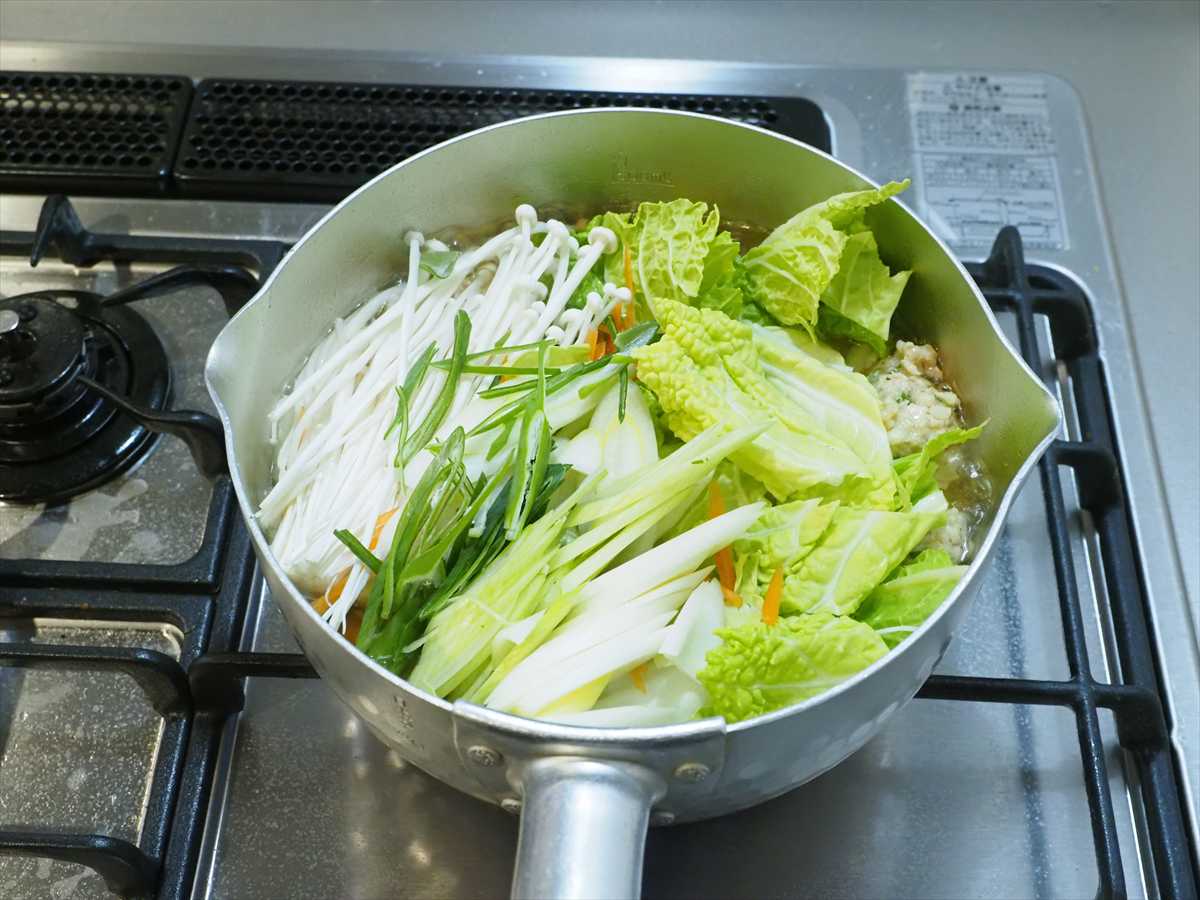 優しい味で大満足!鶏団子と白菜の具だくさん春雨スープ