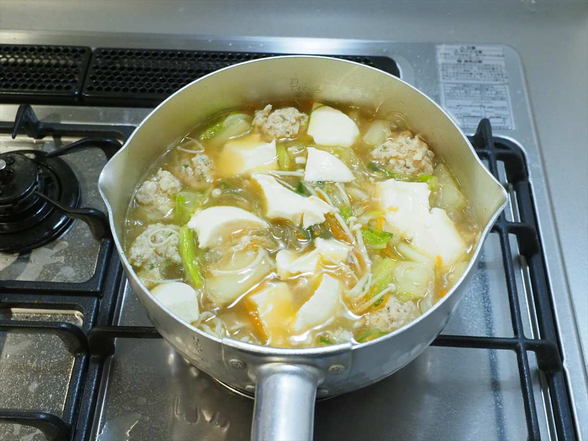 優しい味で大満足!鶏団子と白菜の具だくさん春雨スープ