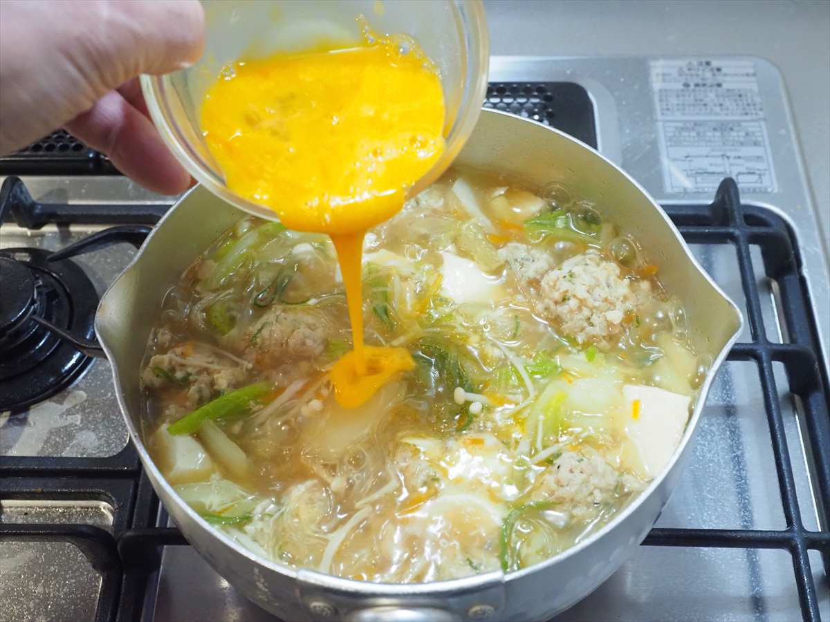 優しい味で大満足!鶏団子と白菜の具だくさん春雨スープ