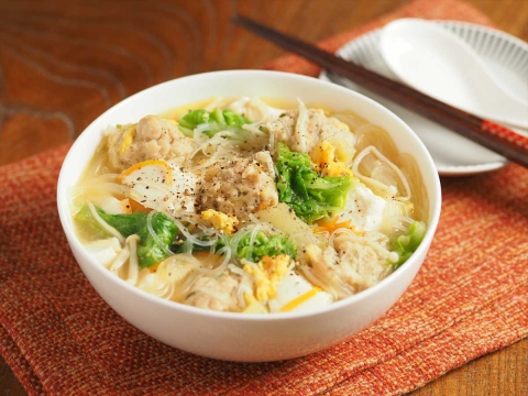 具だくさんで大満足！やさしい味わいの「鶏団子と白菜の春雨スープ」