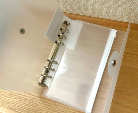 通帳やお札がすっぽり入る！セリア「リングバインダー」が家計管理に便利