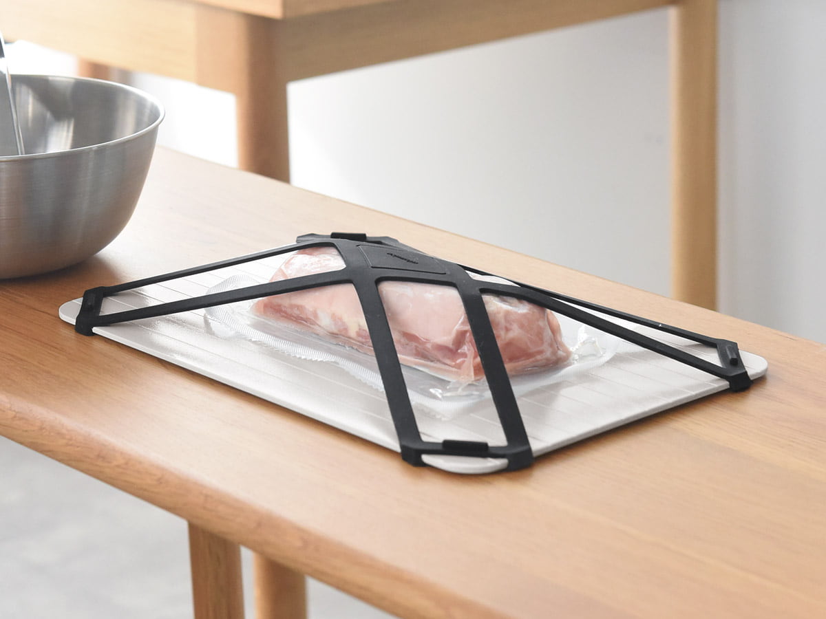 密着度がUPするバンド付き 解凍プレート ホワイト／atomico アトミコ