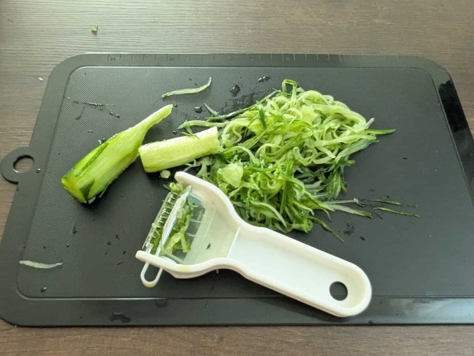 野菜が散らない！キャンドゥ「千切りピーラー」で時短が叶う♪