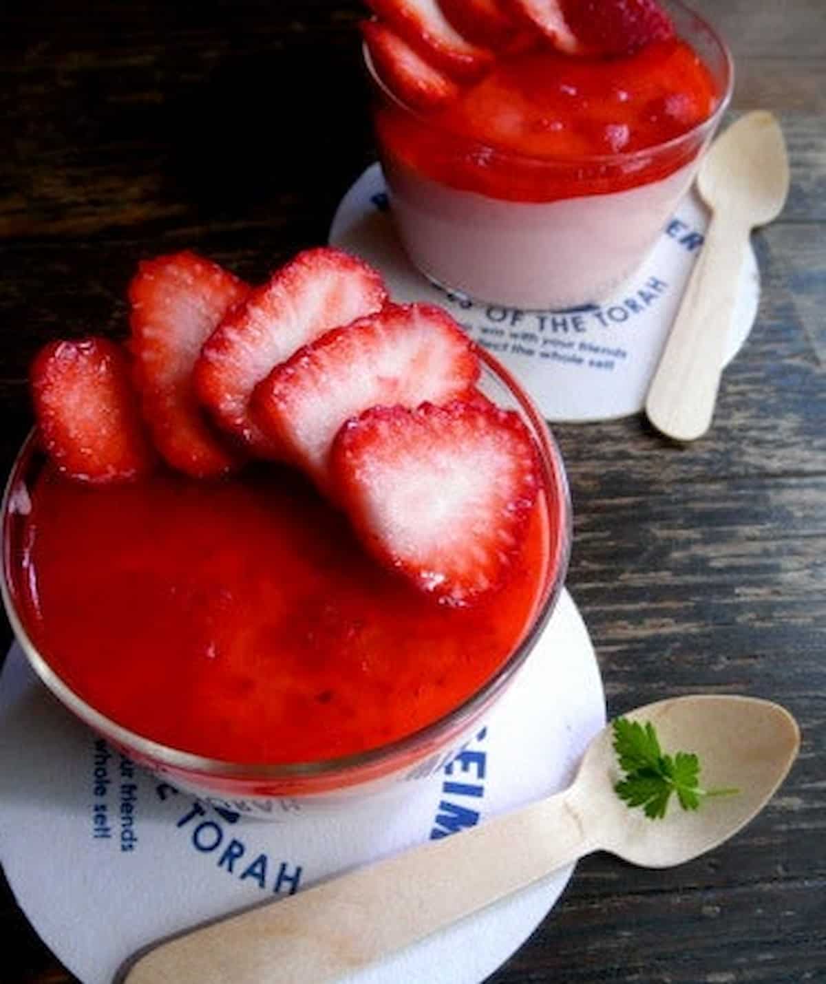 山本ゆりさん ふわふわいちごムース