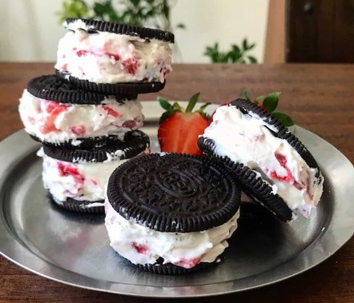 山本ゆりさん クッキークリームサンド