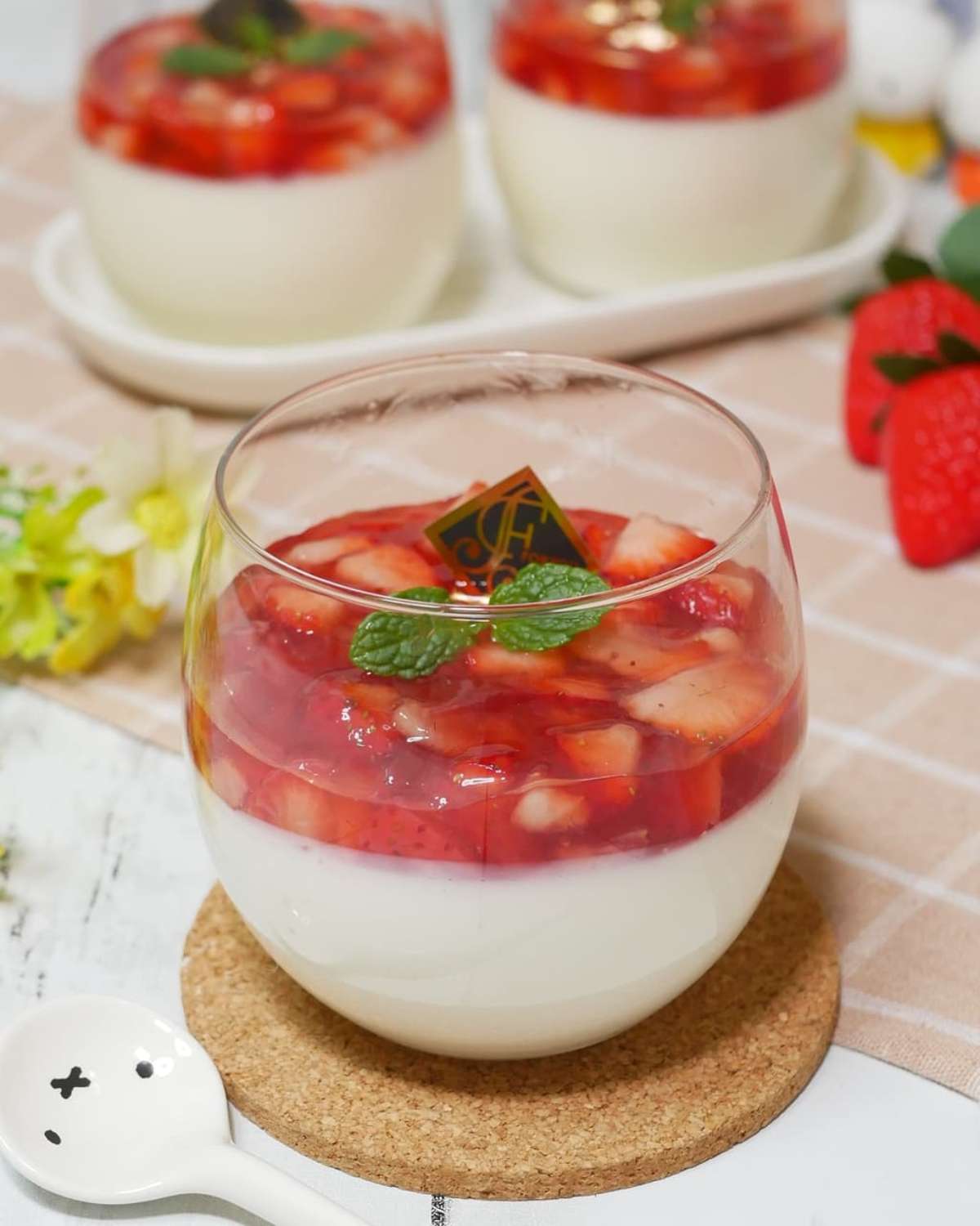 「パンナコッタのいちごソースかけ」レシピ