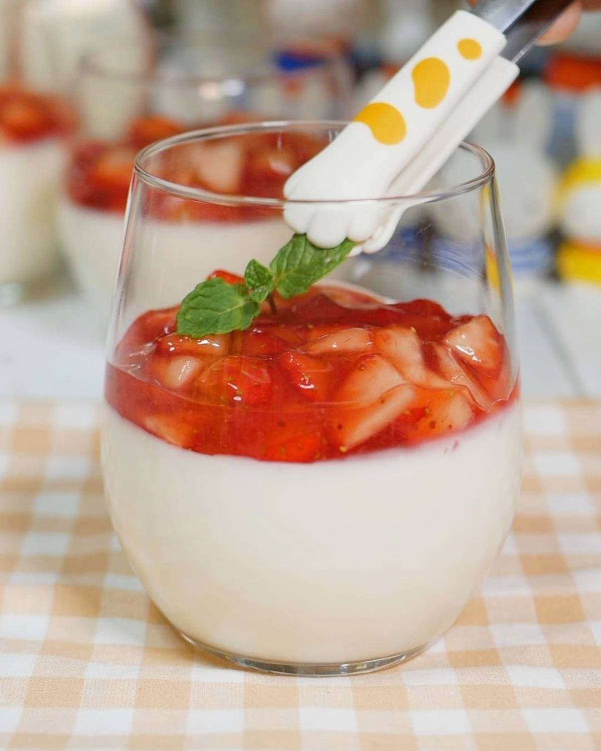 「パンナコッタのいちごソースかけ」レシピ