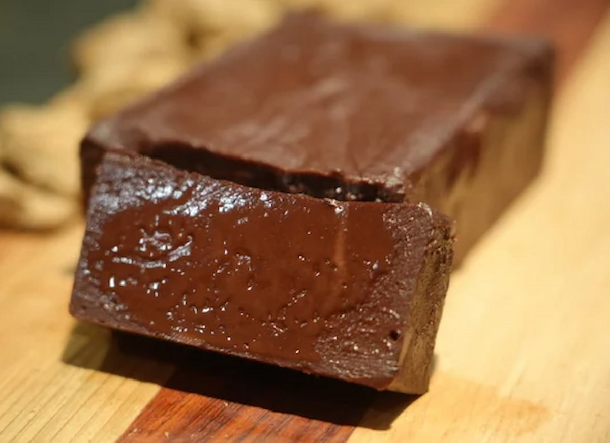 とろける口どけにうっとり…！“幻の黒糖”仕立ての濃厚チョコテリーヌ【人気レストラン開発】