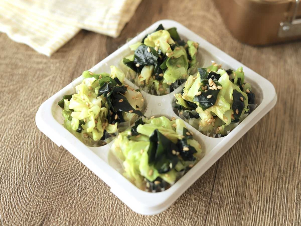 旬の甘みをぎゅっ！冷凍できる「春キャベツとわかめのナムル」簡単レシピ