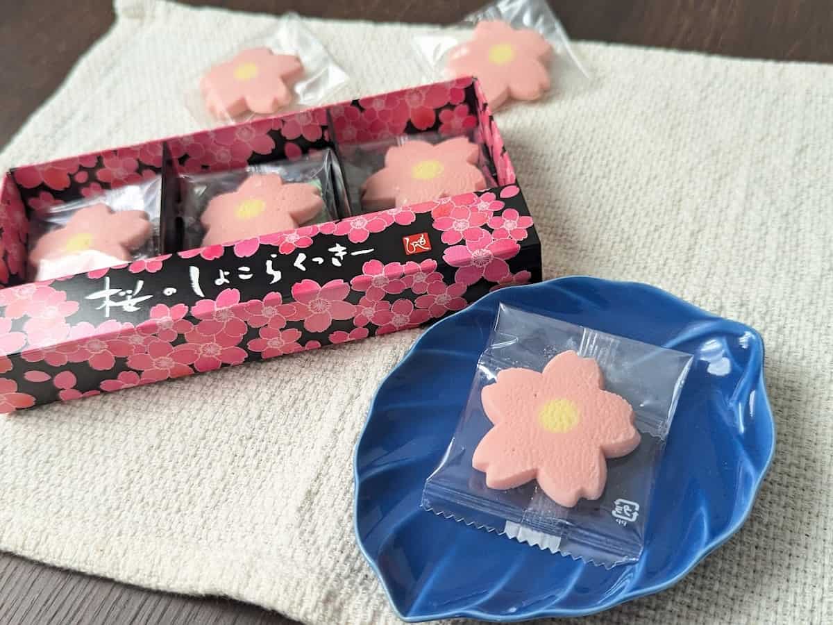 カルディで発見！桜モチーフがかわいい「しょこらくっきー」