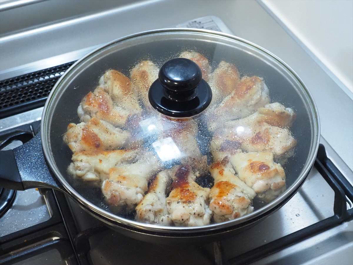 フライパン1つで簡単！手羽元1kgのガーリック塩焼き｜作り置きにもおすすめ