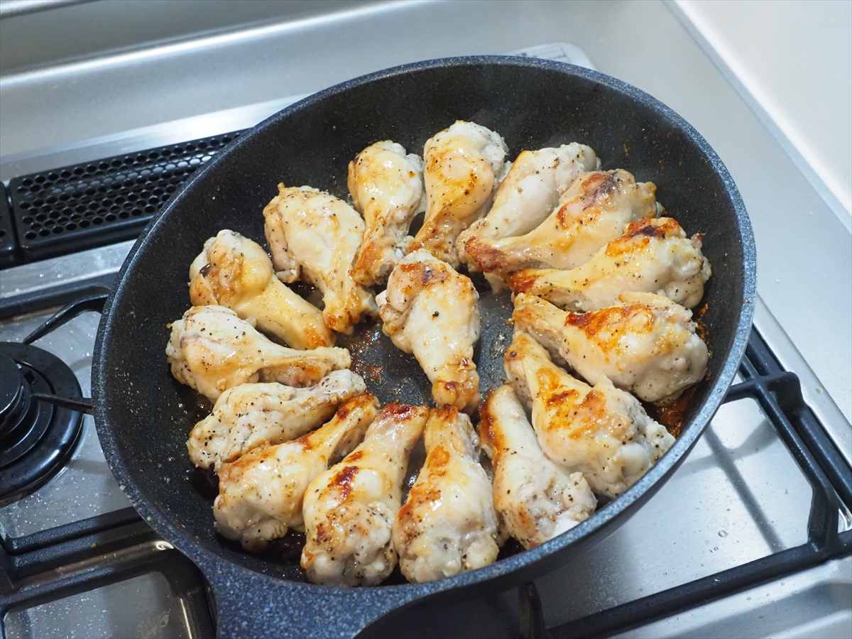 フライパン1つで簡単！手羽元1kgのガーリック塩焼き｜作り置きにもおすすめ