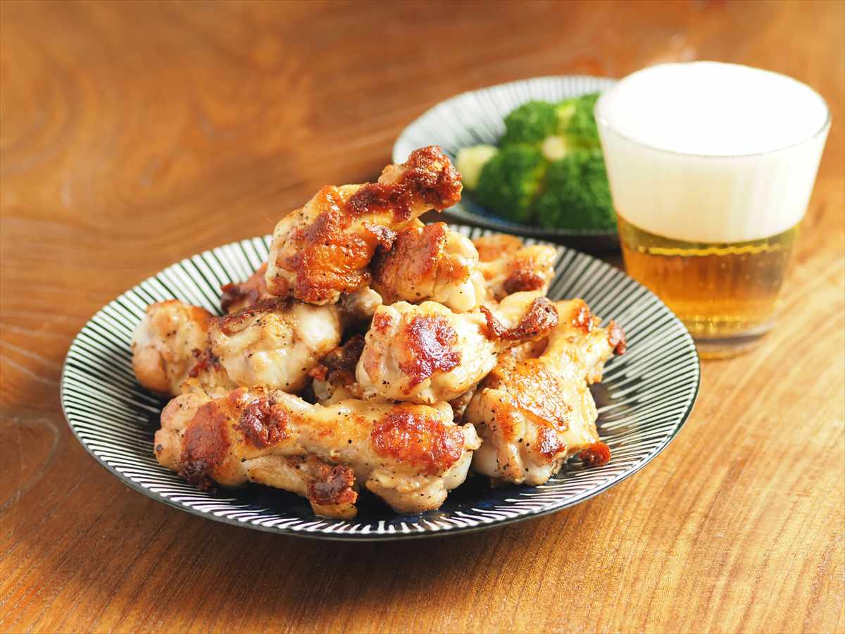 フライパン1つで簡単！手羽元1kgのガーリック塩焼き｜作り置きにもおすすめ