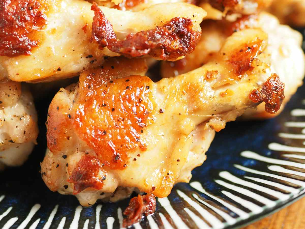 フライパン1つで簡単！手羽元1kgのガーリック塩焼き｜作り置きにもおすすめ