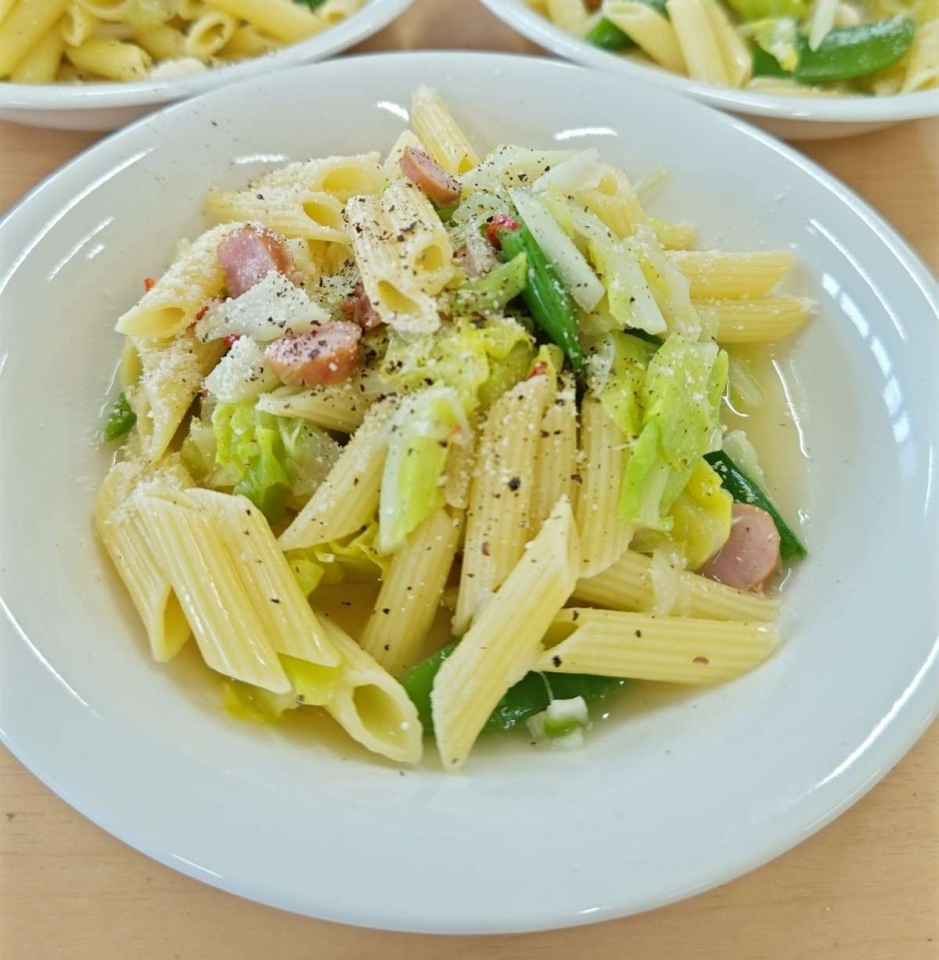 春野菜がおいしい！「春キャベツとスナップエンドウのスープパスタ」