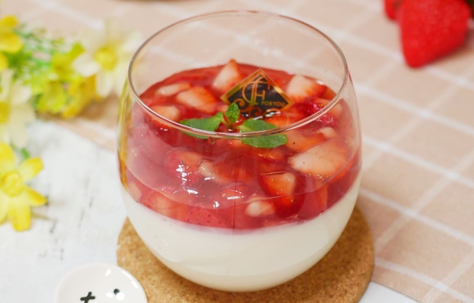 混ぜて冷やすだけ！「いちごソースのパンナコッタ」簡単レシピ